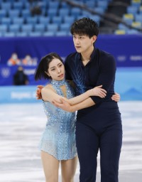 　ペアＳＰの演技を終えた三浦璃来（左）、木原龍一組＝北京（共同）