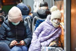 　ロシア南部へ避難する人たち＝１８日、ドネツク人民共和国・レニンスキー地区（タス＝共同）