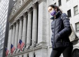 　ニューヨーク証券取引所の前を歩く人＝１８日（ＵＰＩ＝共同）