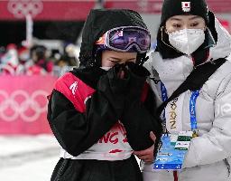　北京冬季五輪のスキー・ジャンプ混合団体で失格となり、声を上げて泣く高梨沙羅＝７日、張家口（共同）