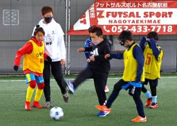 　横江怜さん（奥）とフットサルを楽しむ子どもたち＝１９日午後、名古屋市