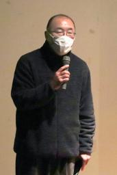 　大川小の裁判を巡るドキュメンタリー映画の試写会であいさつする寺田和弘監督＝１９日午後、仙台市