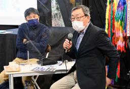 　都立第五福竜丸展示館で開かれた「ビキニ記念のつどい」で対談する島田興生さん（右）と武本匡弘さん＝１９日、東京都江東区