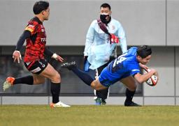 　埼玉―ＢＬ東京　前半、トライを決める埼玉・竹山（右）＝熊谷ラグビー場
