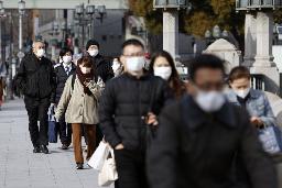 　１７日、大阪・淀屋橋付近をマスク姿で歩く人たち