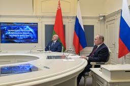 　ルカシェンコ・ベラルーシ大統領（左）と共に軍事演習の様子を視察するプーチン・ロシア大統領＝１９日、モスクワの大統領府（ロシア大統領府提供・タス＝共同）