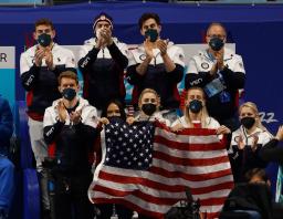 　フィギュアスケート団体で、チームメートに拍手を送る米国代表の選手たち＝６日、北京（ゲッティ＝共同）