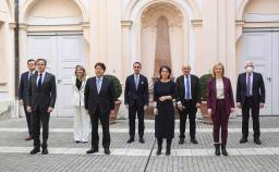 　１９日、Ｇ７緊急外相会合に参加した林外相（前列左から２人目）ら＝ドイツ・ミュンヘン（ロイター＝共同）