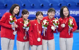 　カーリング女子で銀メダルを獲得し、笑顔の日本。（右から）藤沢、吉田知、鈴木、吉田夕、石崎＝北京（共同）