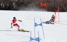 　混合団体決勝　滑走するオーストリア選手（左）とドイツ選手＝延慶（共同）