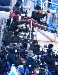 　北京冬季五輪を取材する各国のカメラマン＝４日、北京（共同）