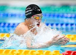 　男子１００メートル平泳ぎ決勝　優勝した佐藤翔馬＝東京辰巳国際水泳場