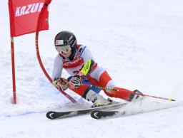 　成年女子Ｂ大回転　優勝した福岡・荒井美桜＝花輪スキー場