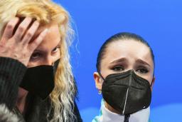 　フィギュアスケート女子フリーの演技を終えたＲＯＣのカミラ・ワリエワ（右）とコーチのエテリ・トゥトベリゼ氏＝１７日、北京（ロイター＝共同）