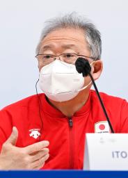 　記者会見する日本選手団の伊東秀仁団長＝２０日、北京（共同）