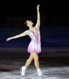 　エキシビションで演技する樋口新葉＝北京（共同）