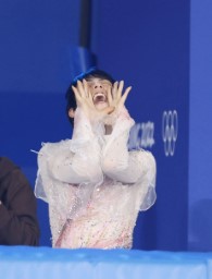 　エキシビションを終え「ありがとうございました」と叫ぶ羽生結弦＝北京（共同）