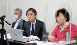 　集会に臨む遺族の田村孝行さん（中央）と妻弘美さん（右）。左は鈴木典行さん＝２０日午後、宮城県石巻市