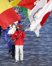 　北京冬季五輪の閉会式で、日の丸を掲げ入場行進する旗手の郷亜里砂＝２０日、北京（共同）