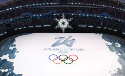 　北京冬季五輪の閉会式会場に現れた２０２６年ミラノ・コルティナダンペッツォ冬季五輪のロゴ＝２０日、北京（共同）