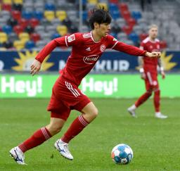 　アウエ戦の後半、攻め込むデュッセルドルフの田中＝デュッセルドルフ（共同）