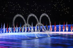 　閉会式で光る五輪マーク＝２０日、北京（共同）