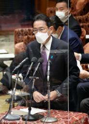 　衆院予算委で答弁する岸田首相＝２１日午前