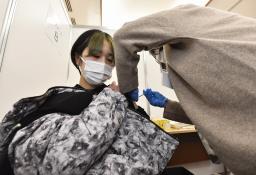 　広島大で始まった、新型コロナウイルスワクチンの３回目の職場接種＝２１日午前、広島県東広島市