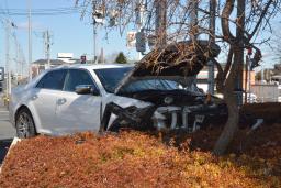 　神奈川県警藤沢北署の植え込みに突っ込んだ車＝２１日午前１０時１４分