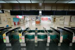 　暴風雪のため、発着する全ての列車が終日運休となったＪＲ札幌駅＝２１日午前