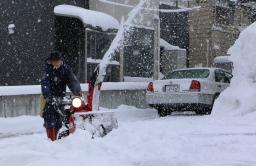 　山形市内で除雪作業をする男性＝２１日午前