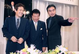 　「御三家メモリアルコンサート」で共演を発表する（左から）舟木一夫さん、橋幸夫さん、西郷輝彦さん＝２０００年６月、東京都内のホテル