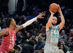 　ＮＢＡのオールスター戦で３点シュートを放つ「チーム・レブロン」のステフィン・カリー（ウォリアーズ）＝クリーブランド（ＡＰ＝共同）