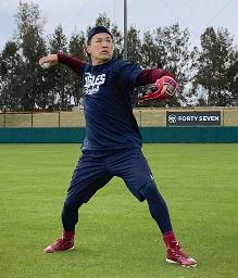 　ヤクルトとの練習試合に向け、キャッチボールで調整する楽天・田中将＝金武（球団提供）
