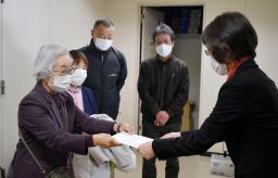 　差別禁止条例制定を求め、広島市の担当者（右端）に要望書を提出する市民ネットワークのメンバーら＝２１日午後、広島市