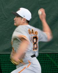 　ブルペンで投球練習する巨人・菅野＝那覇