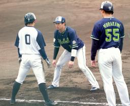 　並木（０）に走塁指導するヤクルト・山田（中央）＝浦添