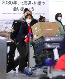 　成田空港に到着した、北京冬季五輪スピードスケート女子の高木美帆＝２１日午後９時３５分（代表撮影）