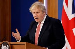 　記者会見で話す英国のジョンソン首相＝２１日、ロンドン（ＡＰ＝共同）