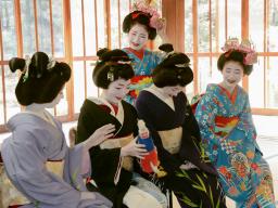 　「都をどり」を前に衣装合わせをする芸舞妓＝２２日午前、京都市東山区