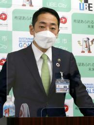 　職員の懲戒処分について説明する山口県の宇部・山陽小野田消防組合管理者の篠崎圭二宇部市長＝２２日午前、山口県宇部市