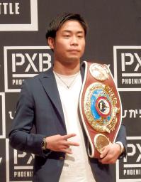 　記者会見でポーズをとる、ＷＢＯミニマム級王者の谷口将隆＝２２日、横浜市