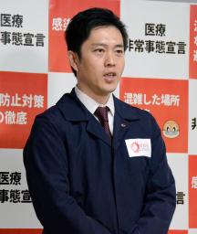 　取材に応じる大阪府の吉村洋文知事＝２２日午後、大阪府庁