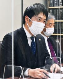 　インターネット関連企業への賠償命令判決後、記者会見する原告側の梶山孝史弁護士（左）ら＝２２日午後、東京・霞が関の司法記者クラブ