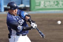 　ソフトバンクとの練習試合で２ランを放つ西武・山川＝宮崎