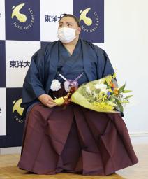 　東洋大から理事長賞を贈呈された新大関御嶽海＝２１日、東京都文京区（同大提供）