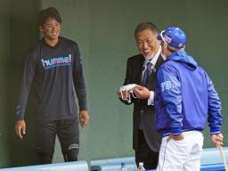 　中日キャンプを訪問した清原和博氏（中央）。左は松木平＝北谷