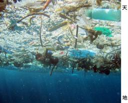 　海に浮かぶ大量のプラスチックごみ（米海洋大気局提供）