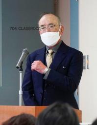 　富山外国語専門学校で開かれた追悼式に遺族代表として参加した菊田邦俊さん＝２２日午前、富山市