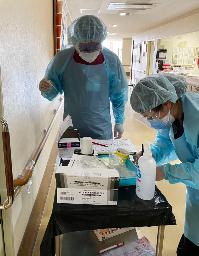 　高齢者施設でのクラスター対応に当たる職員＝奈良県（施設提供）